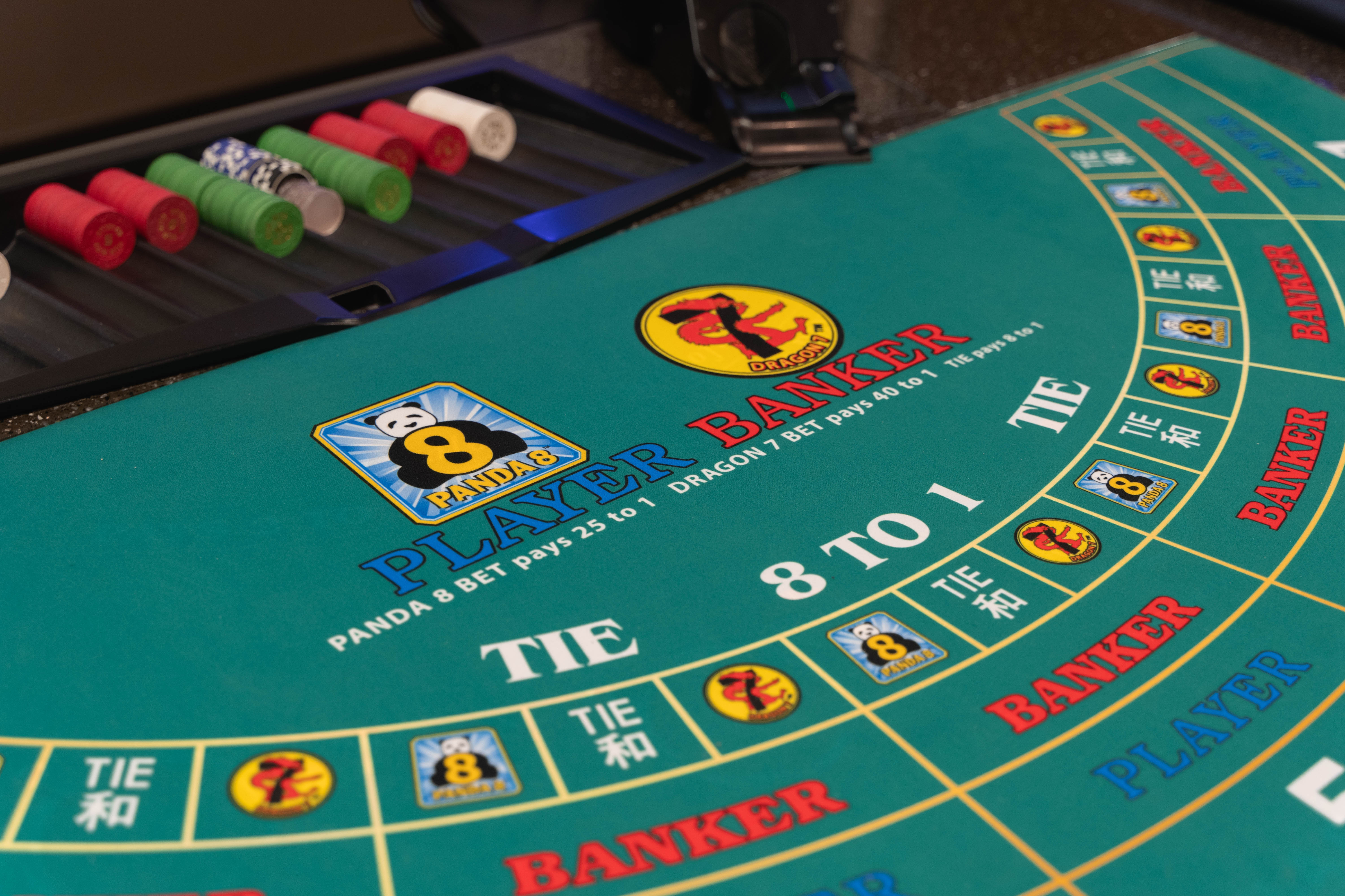 赌场筹码和轮盘特写